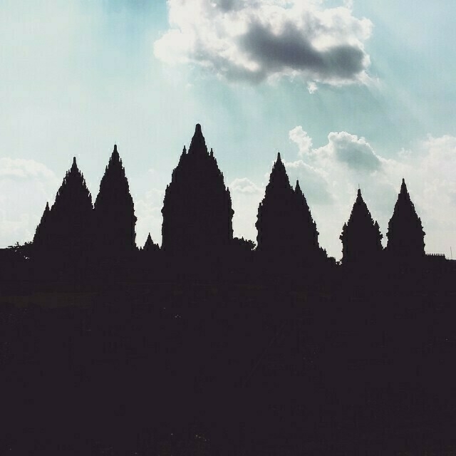 a photo of Angkor wat temples, silhouettes