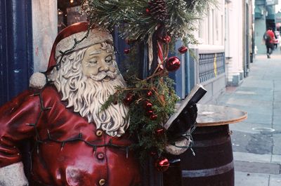 A Santa figurine reading a book