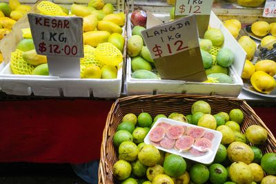 a color photo of mangoes